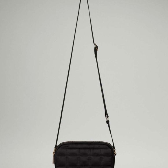 (2367/68) LULULEMON Crossbody Camera Bag 2L *Quilted Velour Blk/Gld - Picture 4 of 4